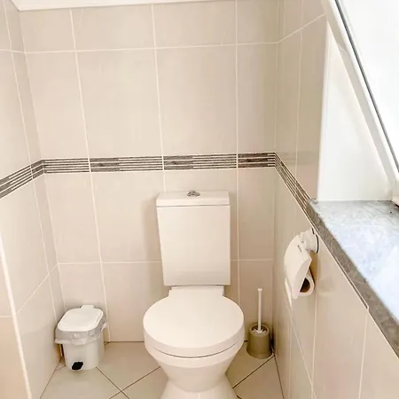 Seaside In A Peniche Townhouse Featuring A Private Bathroom And Shared Access To The Swimming Pool And Kitchen منزل للإقامة *