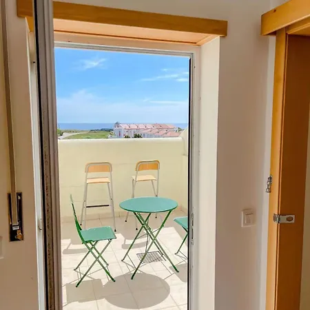 منزل للإقامة Seaside In A Peniche Townhouse Featuring A Private Bathroom And Shared Access To The Swimming Pool And Kitchen