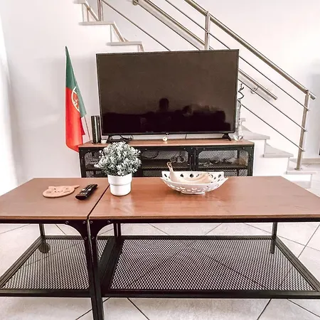 منزل للإقامة Seaside In A Peniche Townhouse Featuring A Private Bathroom And Shared Access To The Swimming Pool And Kitchen *