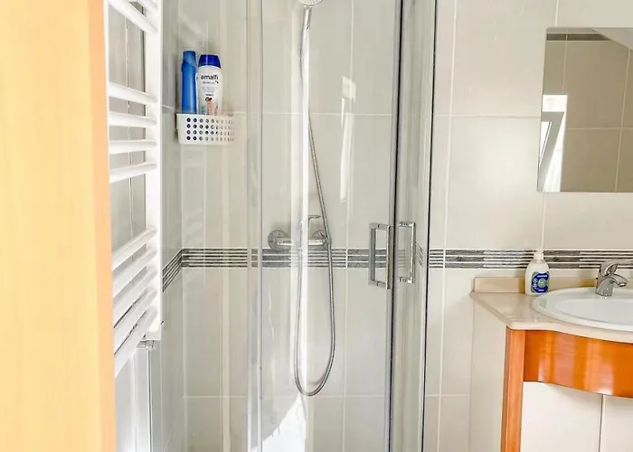 Kwatera prywatna Seaside In A Peniche Townhouse Featuring A Private Bathroom And Shared Access To The Swimming Pool And Kitchen