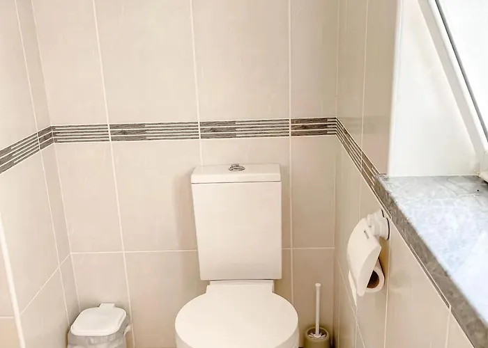 Seaside In A Peniche Townhouse Featuring A Private Bathroom And Shared Access To The Swimming Pool And Kitchen Kwatera prywatna *