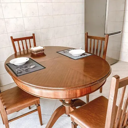 Seaside In A Peniche Townhouse Featuring A Private Bathroom And Shared Access To The Swimming Pool And Kitchen