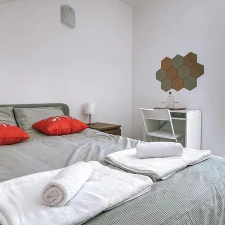 Séjour chez l'habitant Seaside In A Peniche Townhouse Featuring A Private Bathroom And Shared Access To The Swimming Pool And Kitchen Atouguia Da Baleia