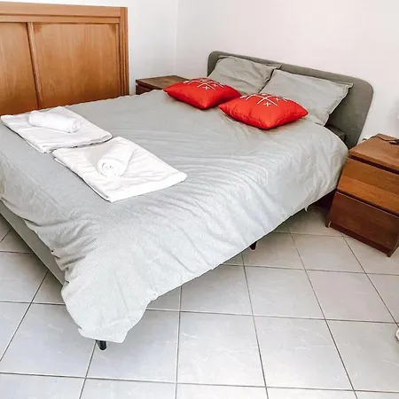 Kwatera prywatna Seaside In A Peniche Townhouse Featuring A Private Bathroom And Shared Access To The Swimming Pool And Kitchen