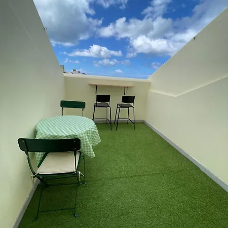 Seaside In A Peniche Townhouse Featuring A Private Bathroom And Shared Access To The Swimming Pool And Kitchen Atouguia Da Baleia