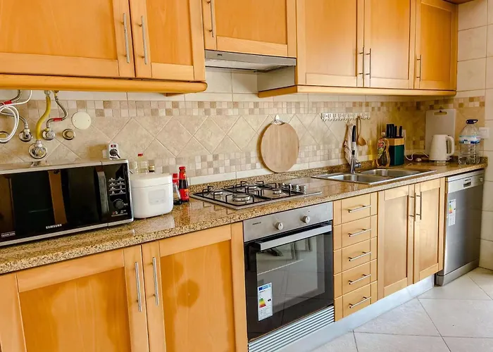 Seaside In A Peniche Townhouse Featuring A Private Bathroom And Shared Access To The Swimming Pool And Kitchen * Atouguia Da Baleia