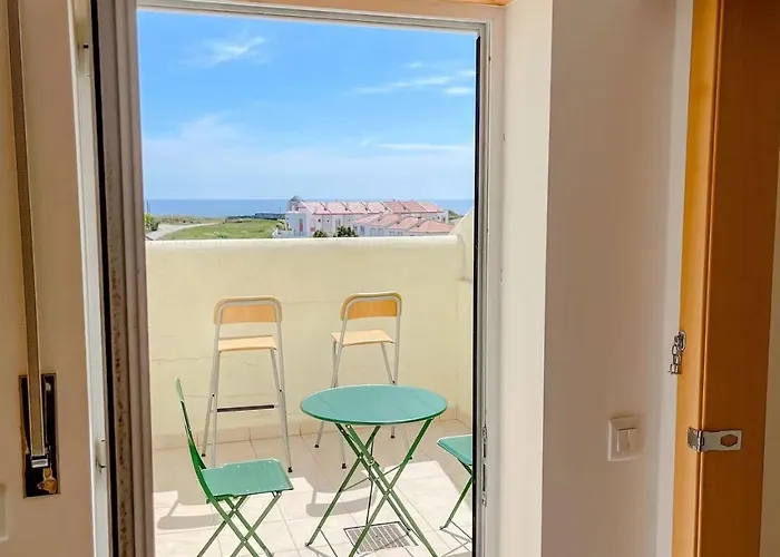 Privat bolig Seaside In A Peniche Townhouse Featuring A Private Bathroom And Shared Access To The Swimming Pool And Kitchen