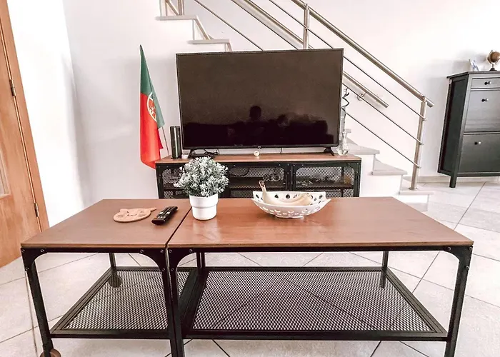 Alloggio in famiglia Seaside In A Peniche Townhouse Featuring A Private Bathroom And Shared Access To The Swimming Pool And Kitchen *