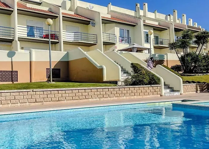 Seaside In A Peniche Townhouse Featuring A Private Bathroom And Shared Access To The Swimming Pool And Kitchen Privat bolig Atouguia Da Baleia