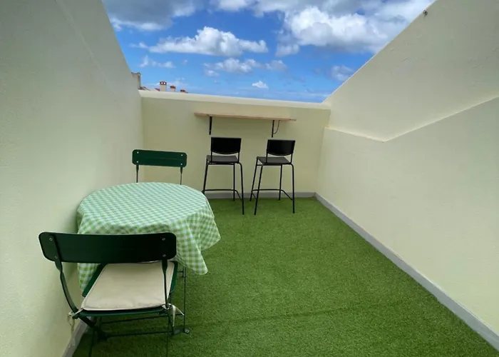 Seaside In A Peniche Townhouse Featuring A Private Bathroom And Shared Access To The Swimming Pool And Kitchen Atouguia Da Baleia